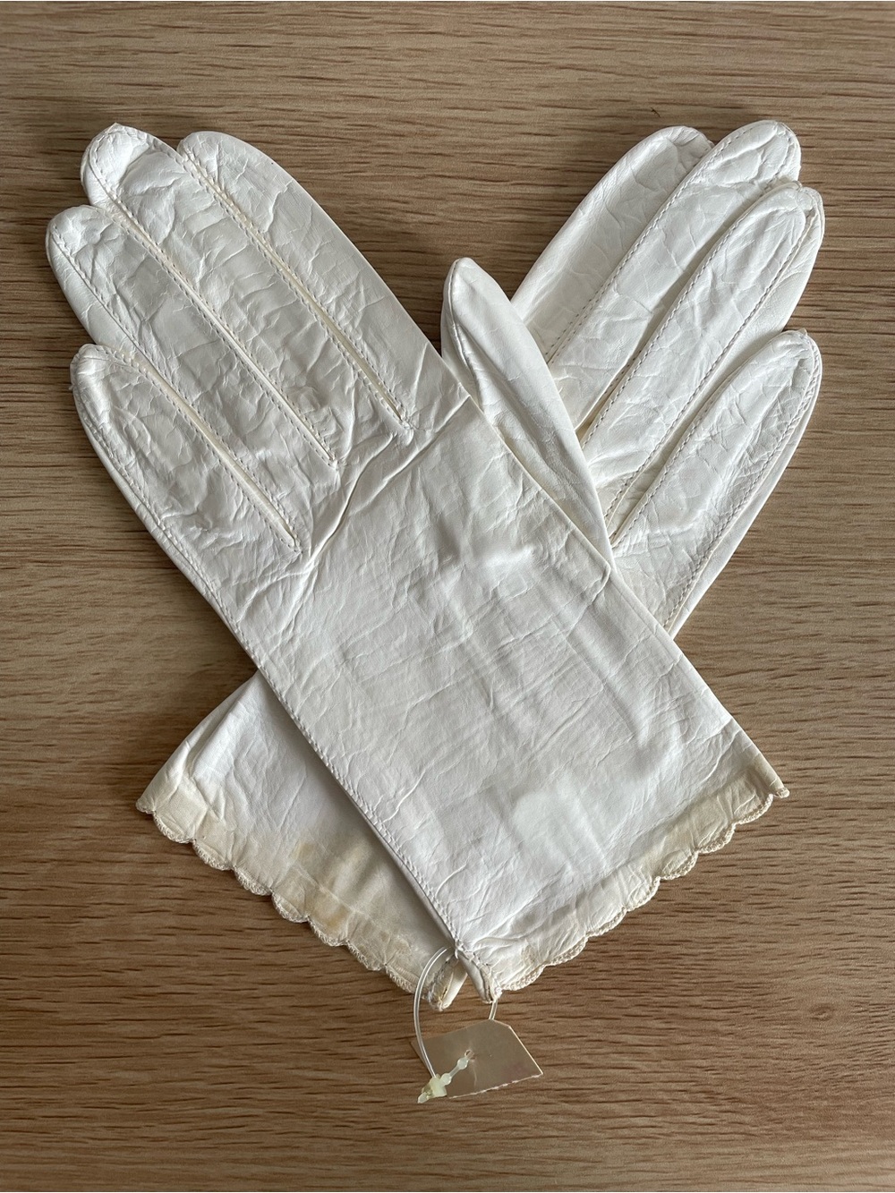 Vintage deadstock white leather gloves short bridal scalloped 50s 60s costume